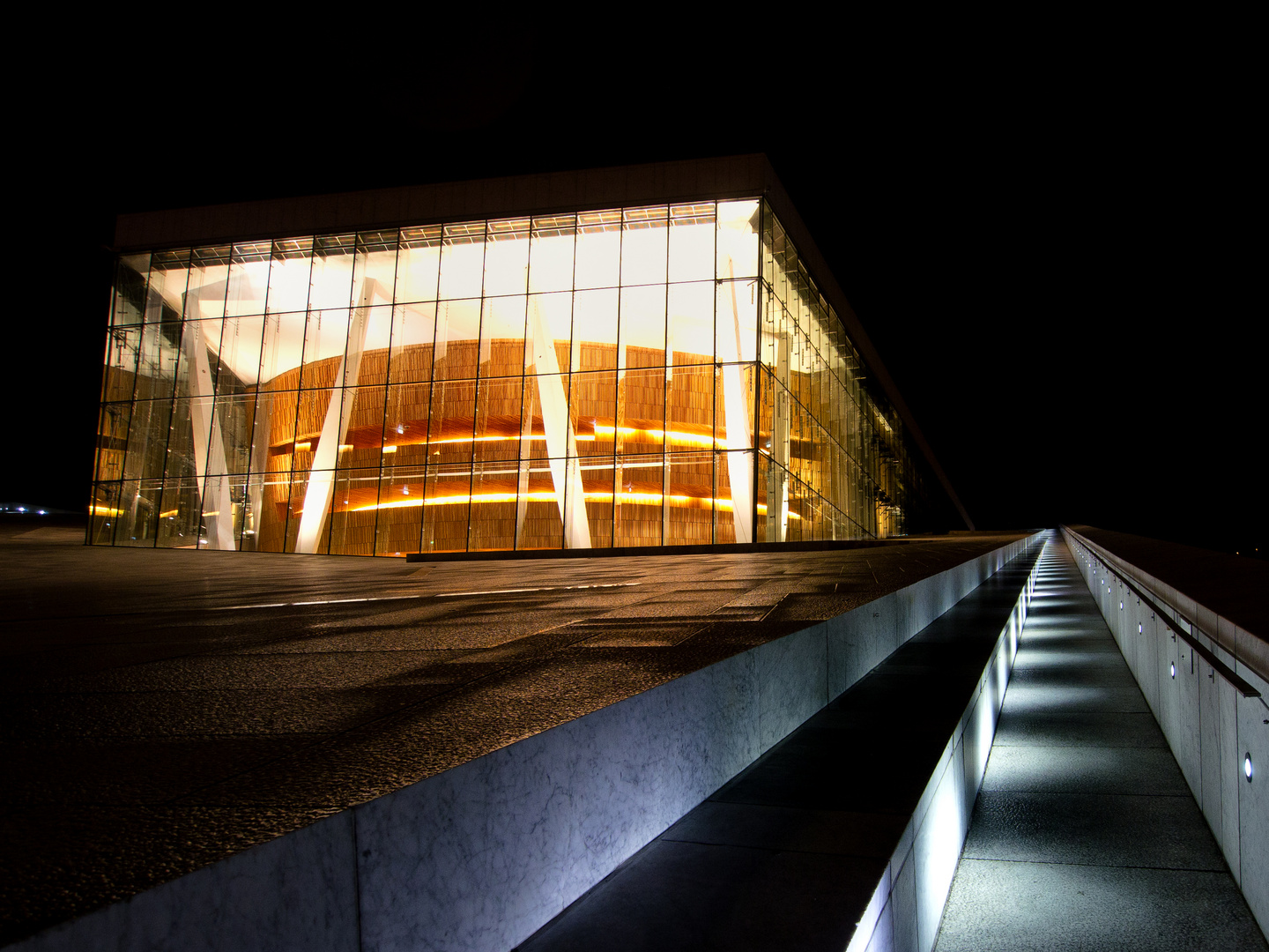 die Oper Oslo bei Nacht