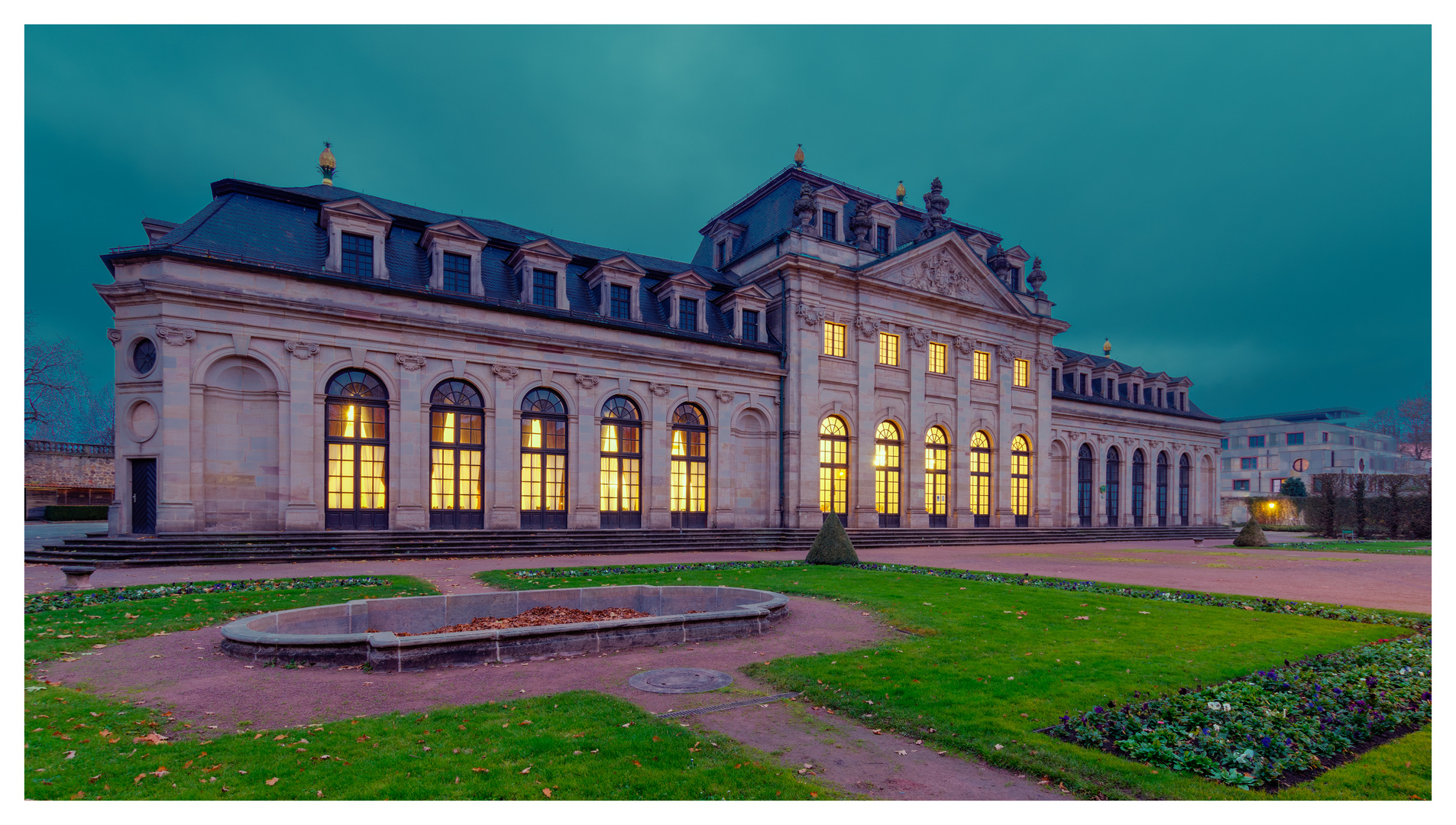 Die Orangerie zur blauen Stunde