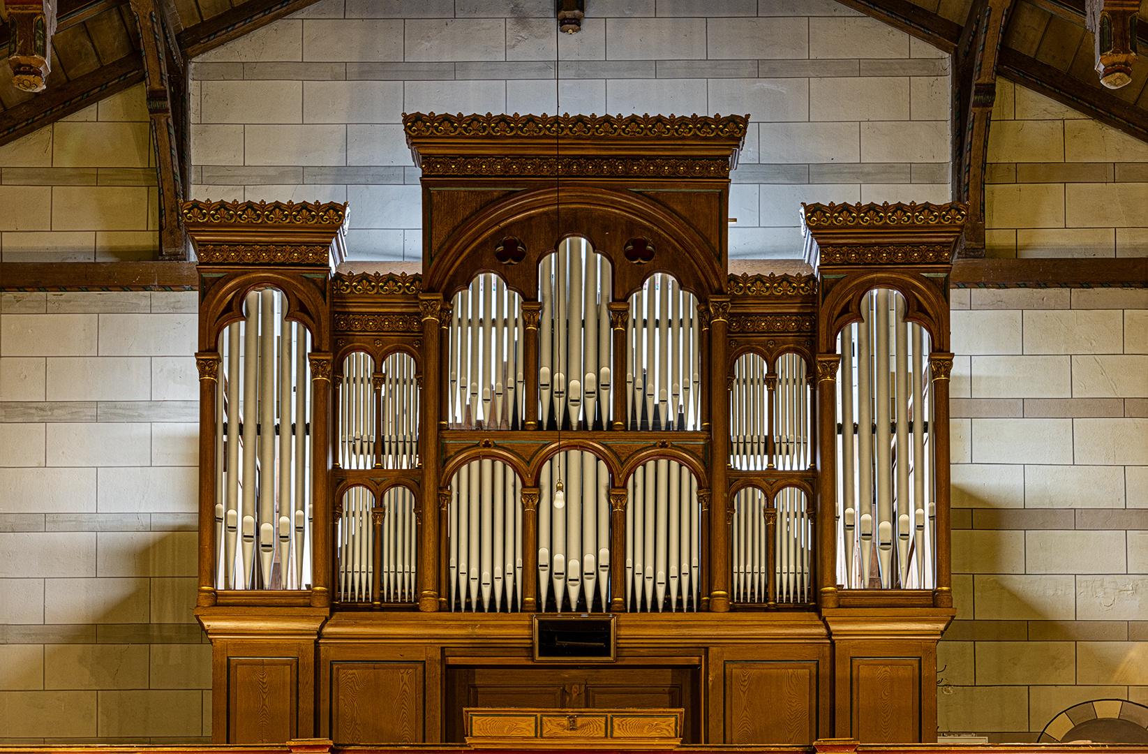 Die Orgel auf der Empore...