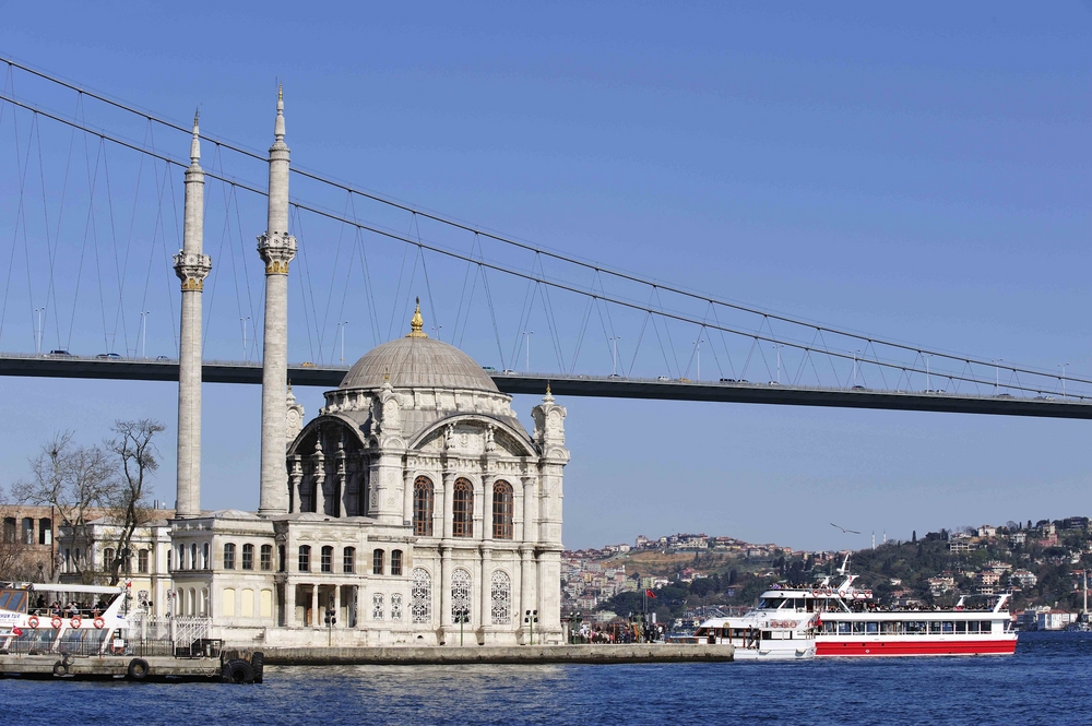 Die Ortaköy Moschee liegt unterhalb der Bosporus-Brücke