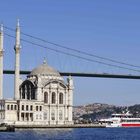 Die Ortaköy Moschee liegt unterhalb der Bosporus-Brücke