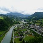 Die Ortschaft liegt am Fuße der Werfen Burg