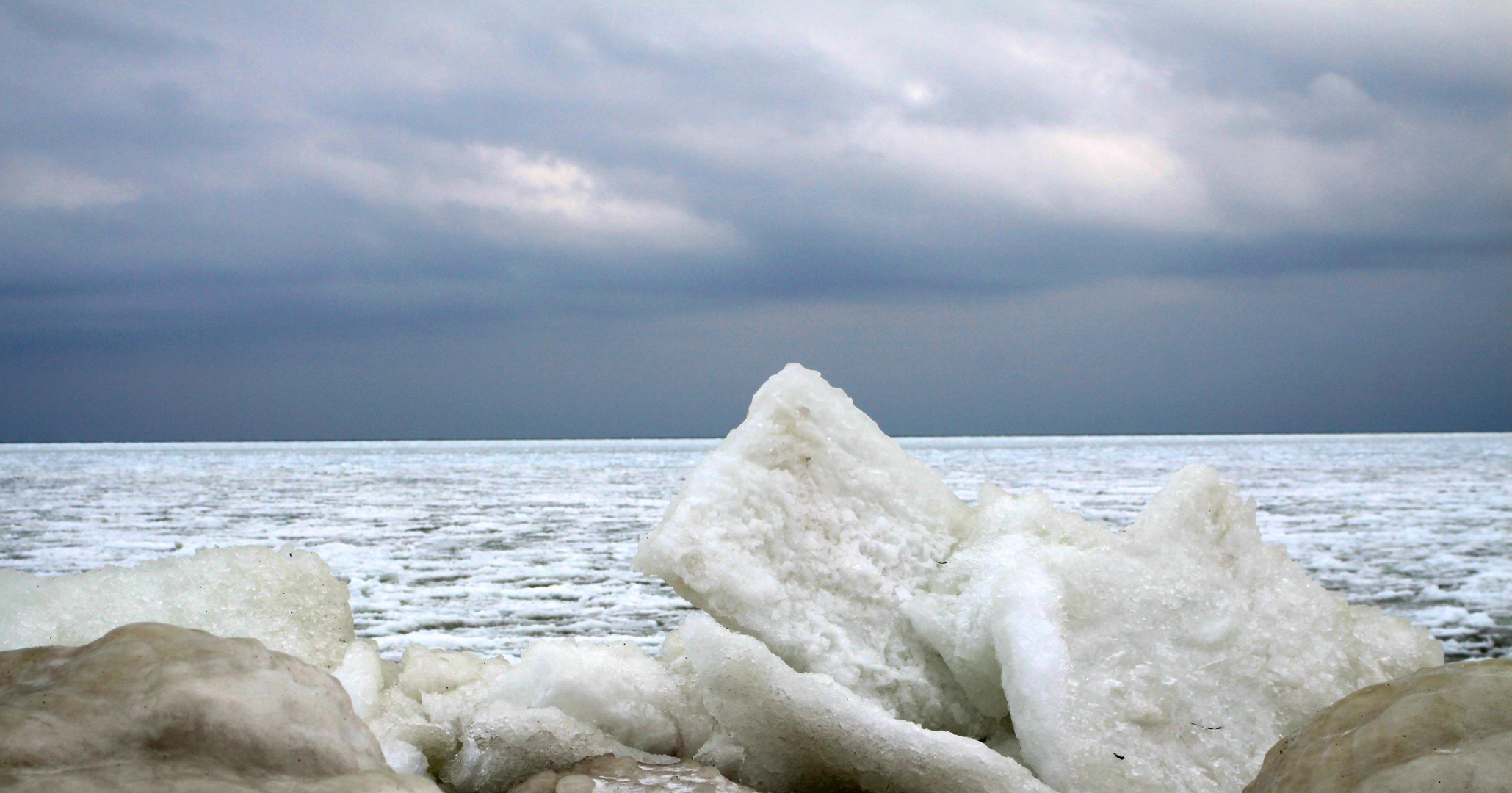 die Ostsee trägt Eis