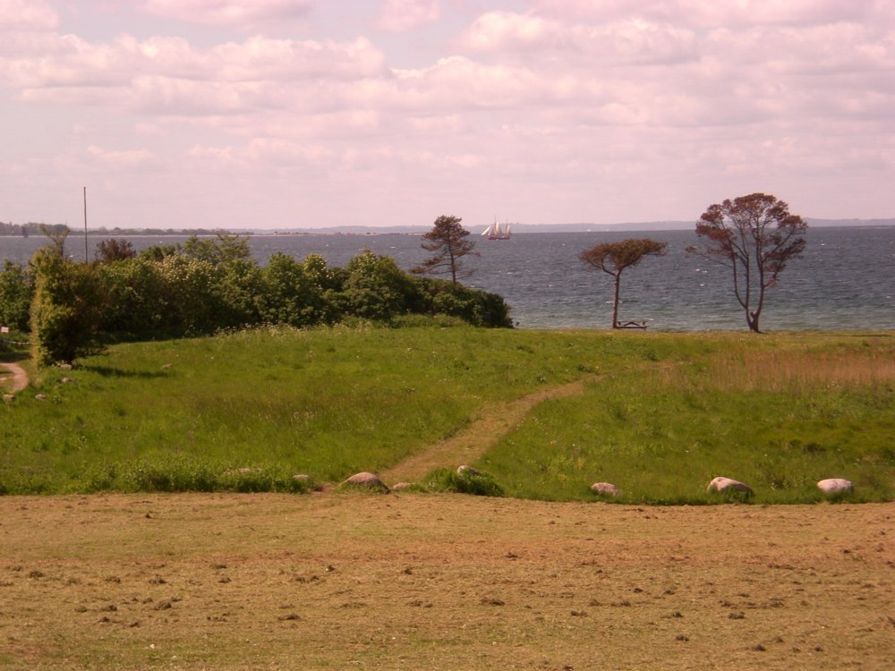 Die Ostseeküste und das einsame Segelschiff