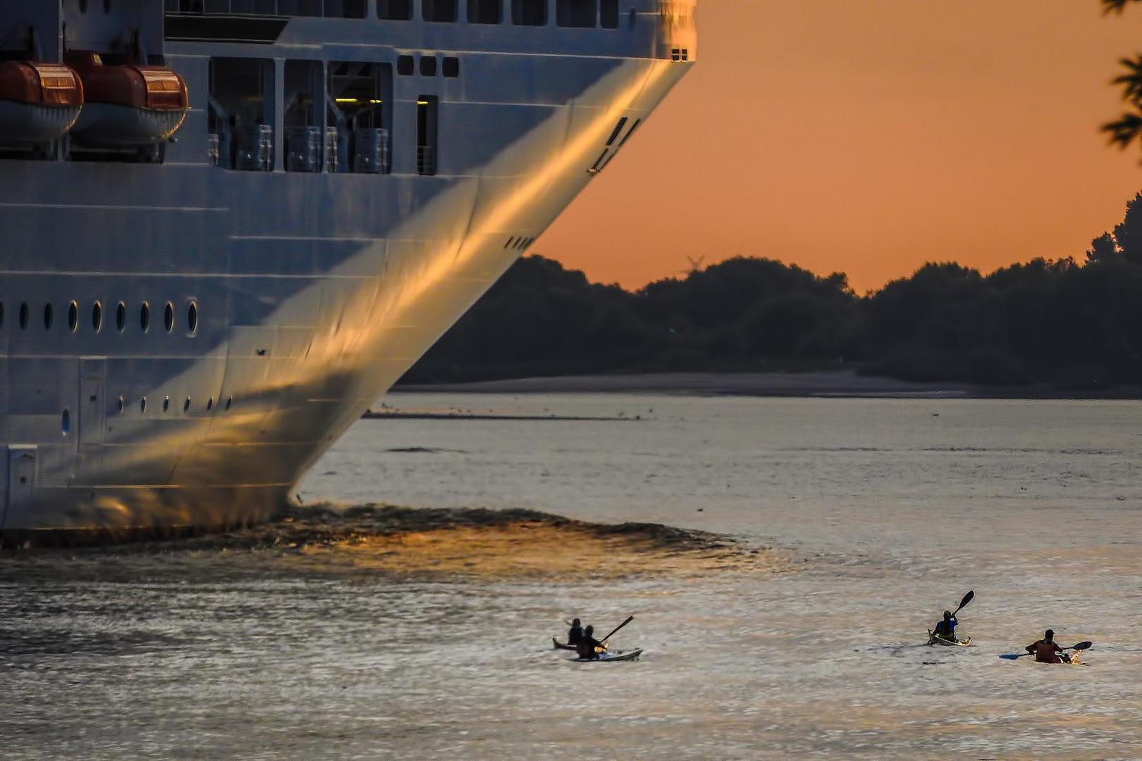 Die Paddler und das Kreuzfahrtschiff