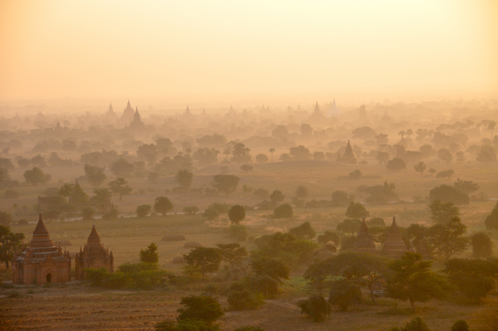 Die Pagodenlandschaft von Bagan im Morgennebel