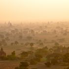 Die Pagodenlandschaft von Bagan im Morgennebel