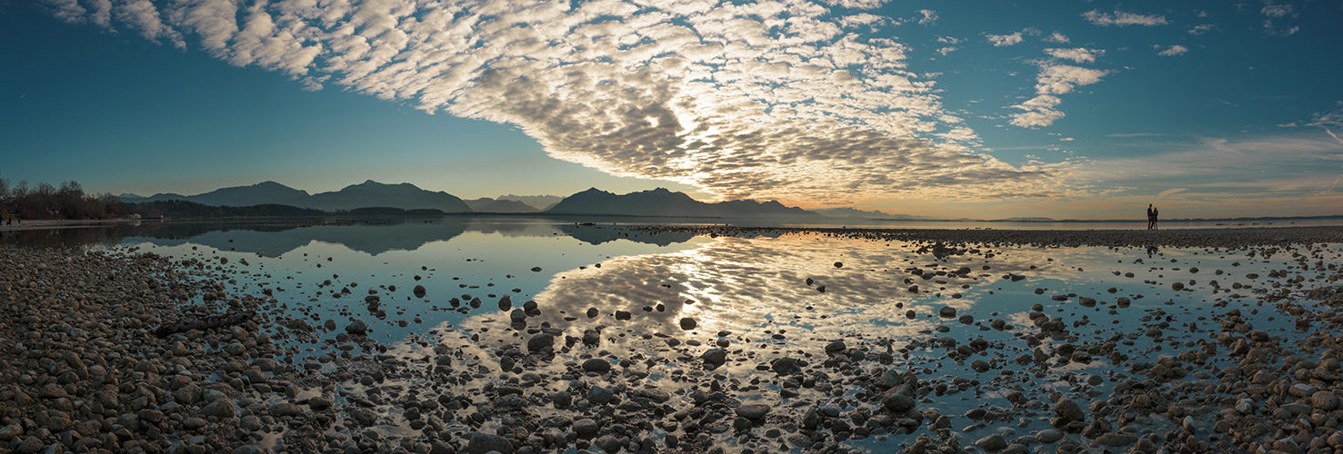 Die Panorama-Spiegelung am Chiemsee.