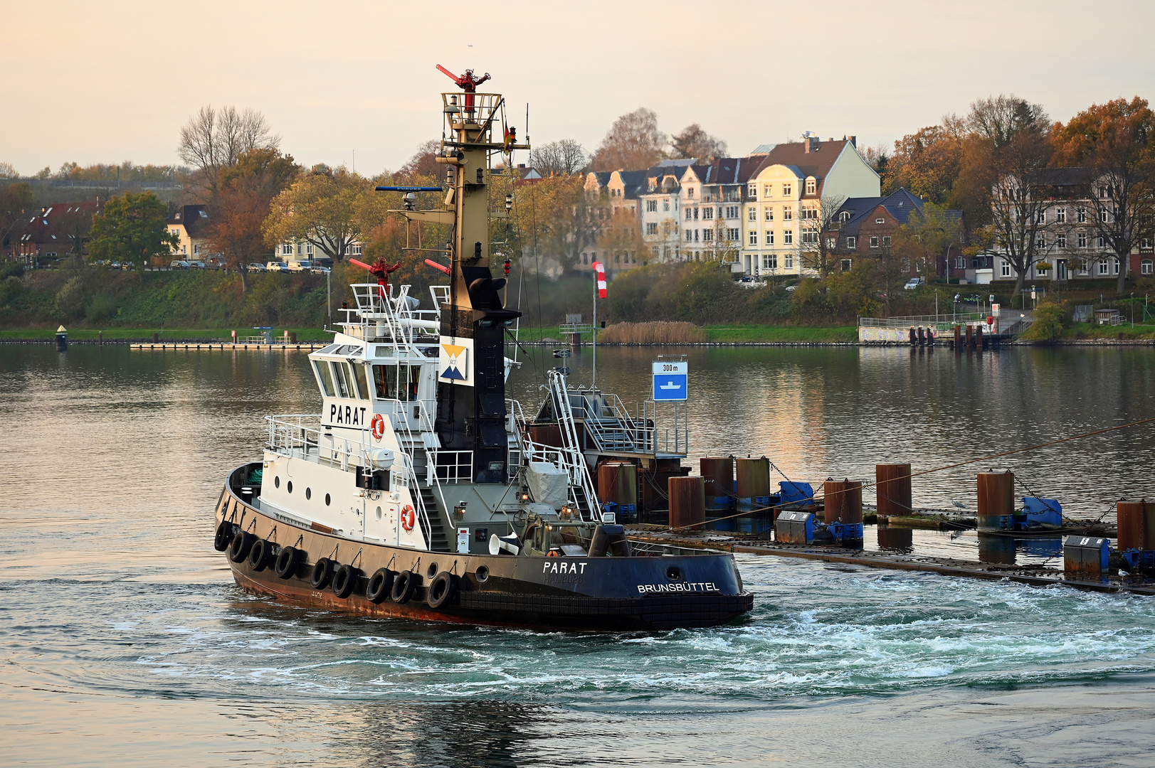 Die PARAT bei der Arbeit an der Schleuse Kiel Holtenau