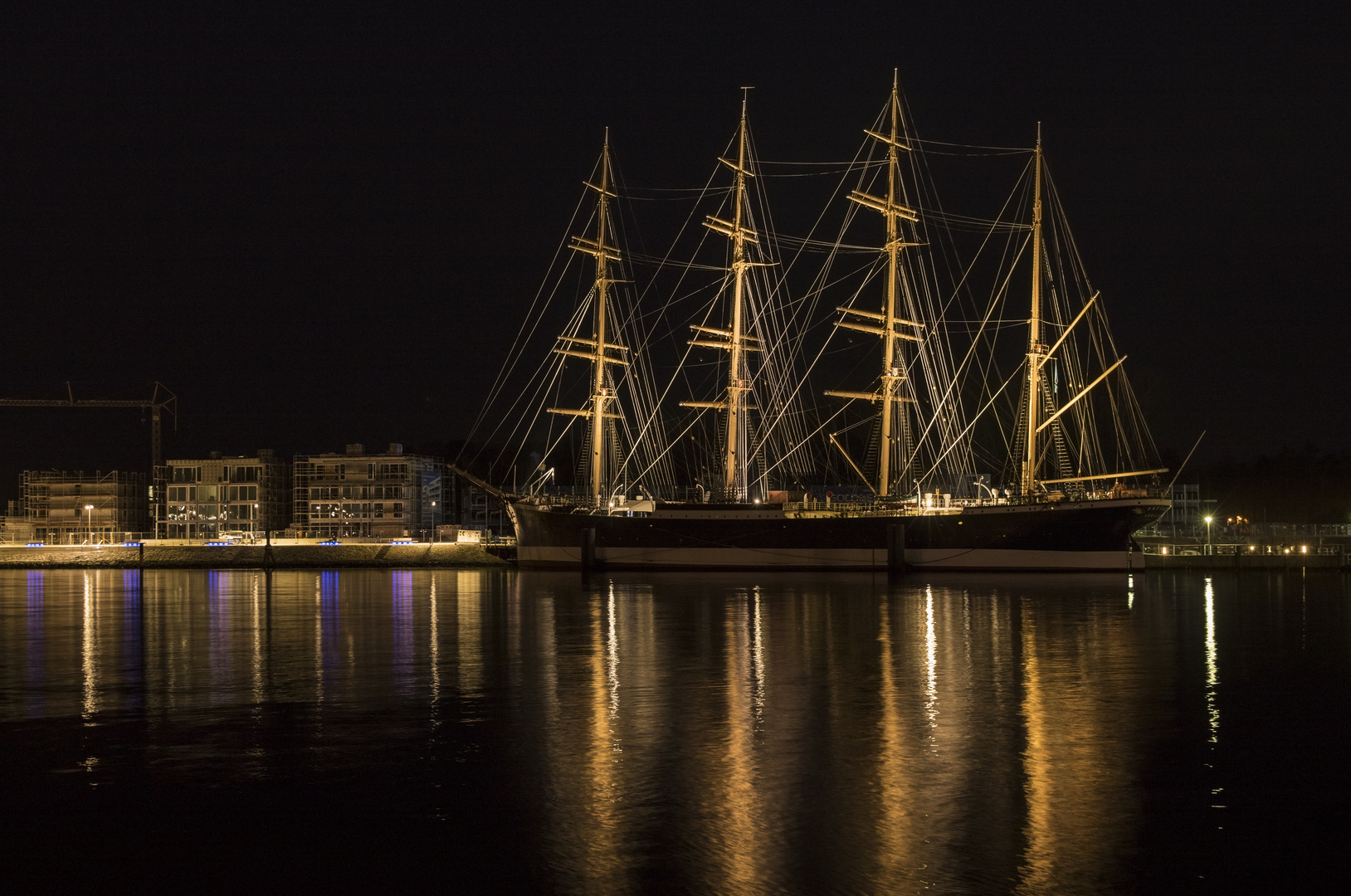 Die Passat in Travemünde vor der neuen Waterfront