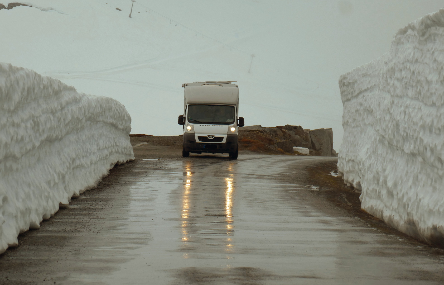 Die Passtrasse Gamle Strynefjellsvegen bei Schietwetter Mitte Juni