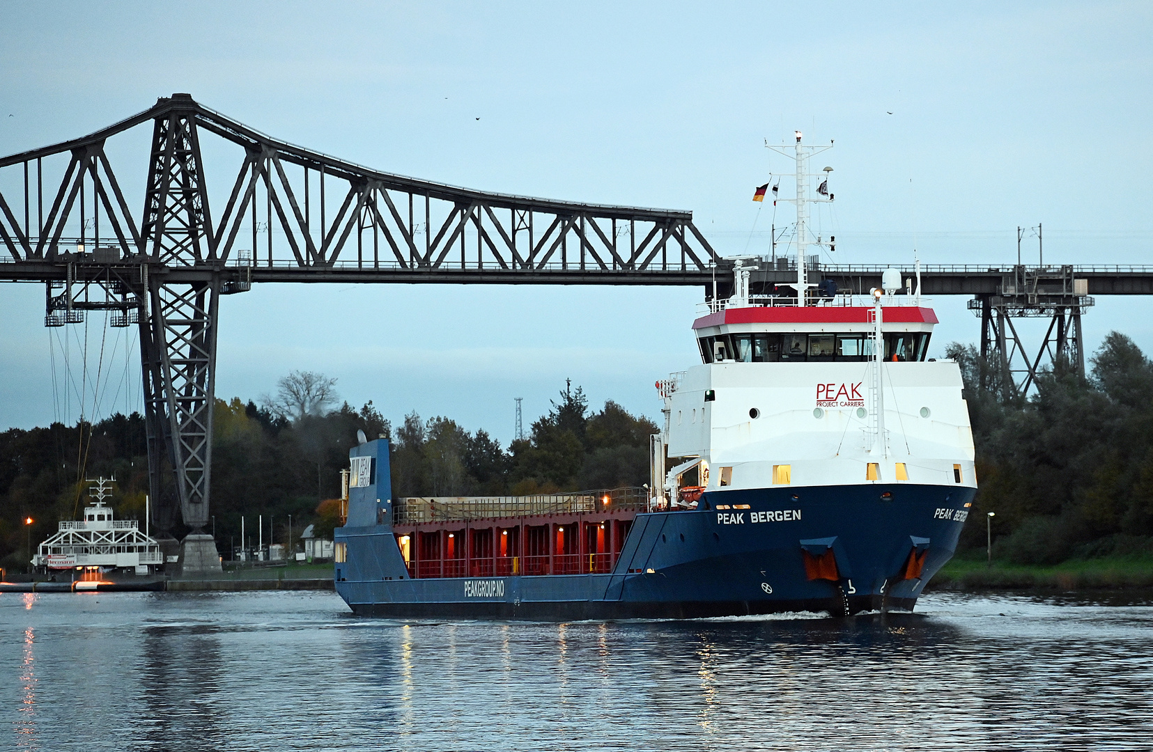 Die PEAK BERGEN bei Rendsburg im Nord-Ostsee-Kanal