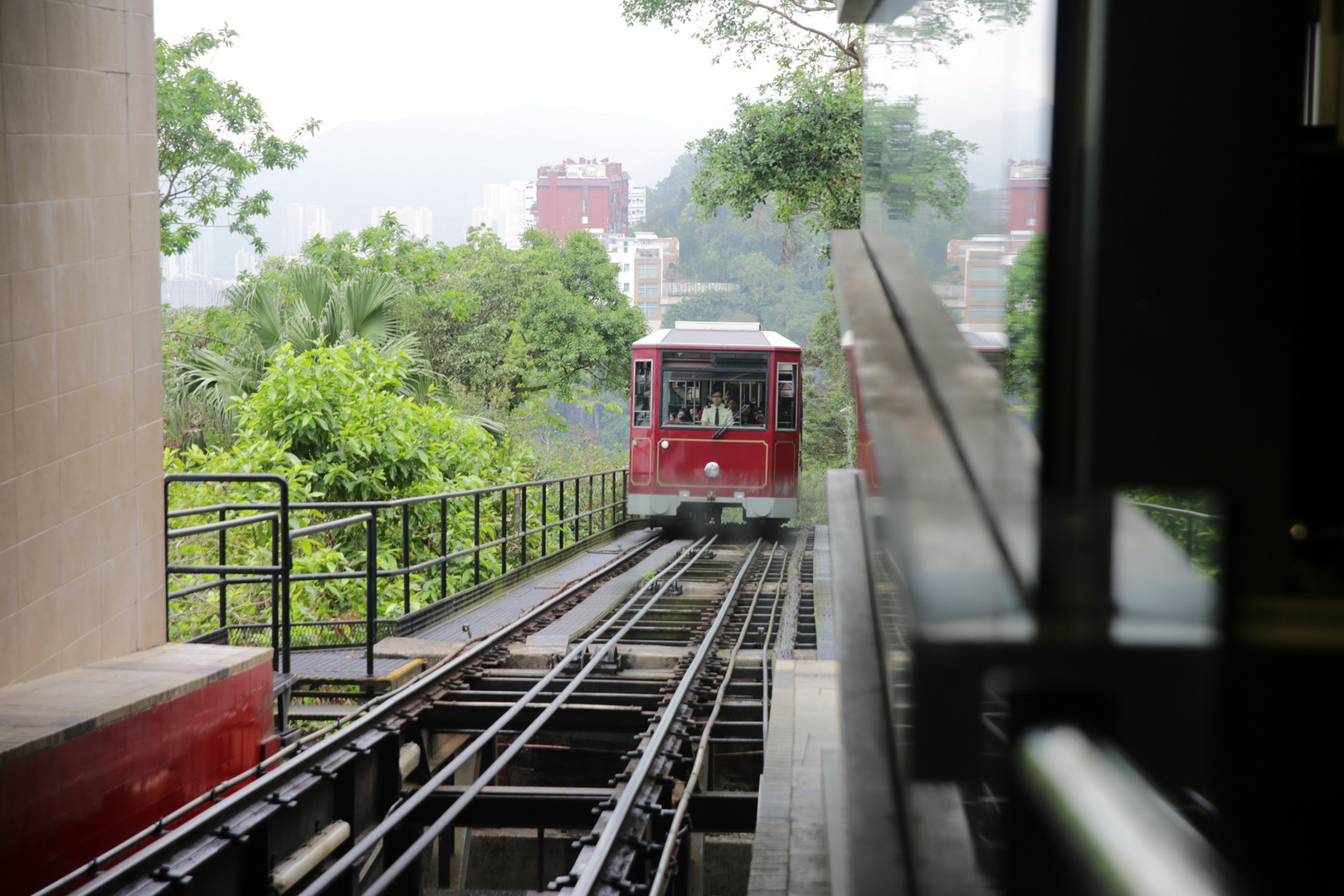 die Peak Tram kommt