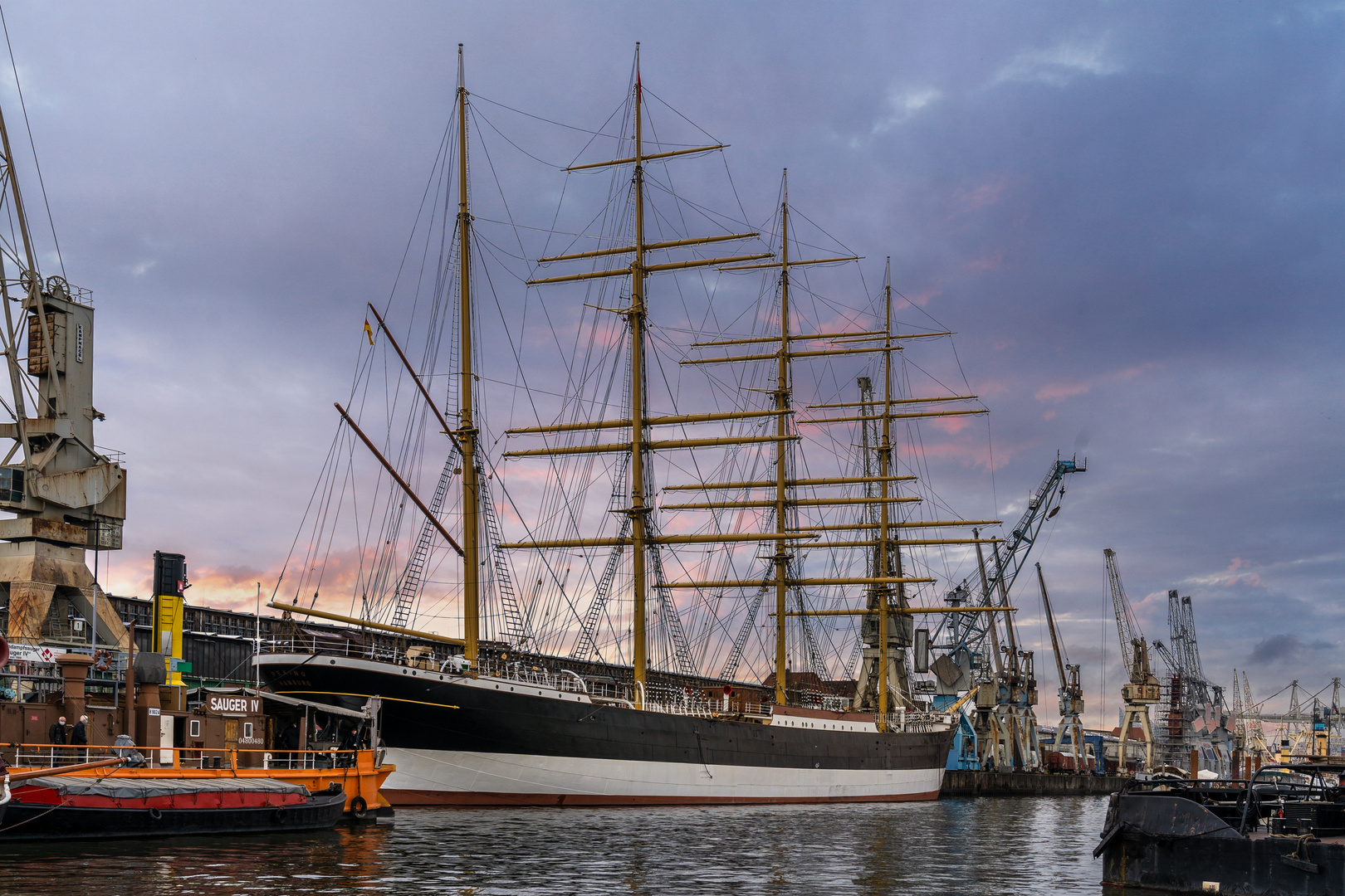 Die "Peking" etwas versteckt im Hamburger Hafen