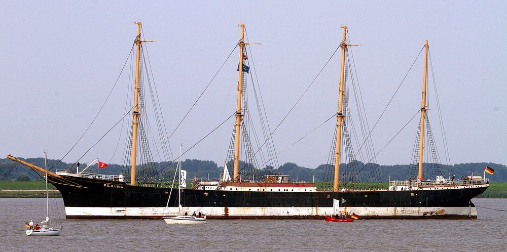 Die Peking fährt zur Werft nach Wewelsfleth _