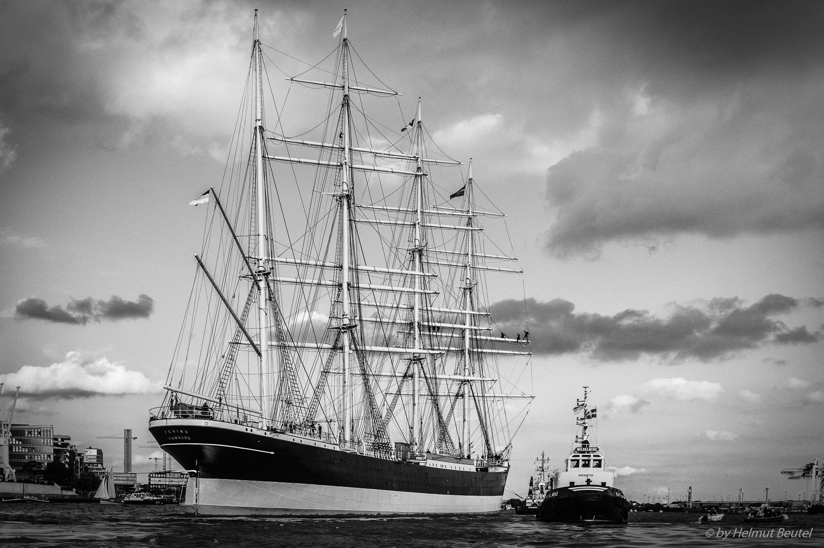 Die PEKING mit Schlepper WILHELMINE