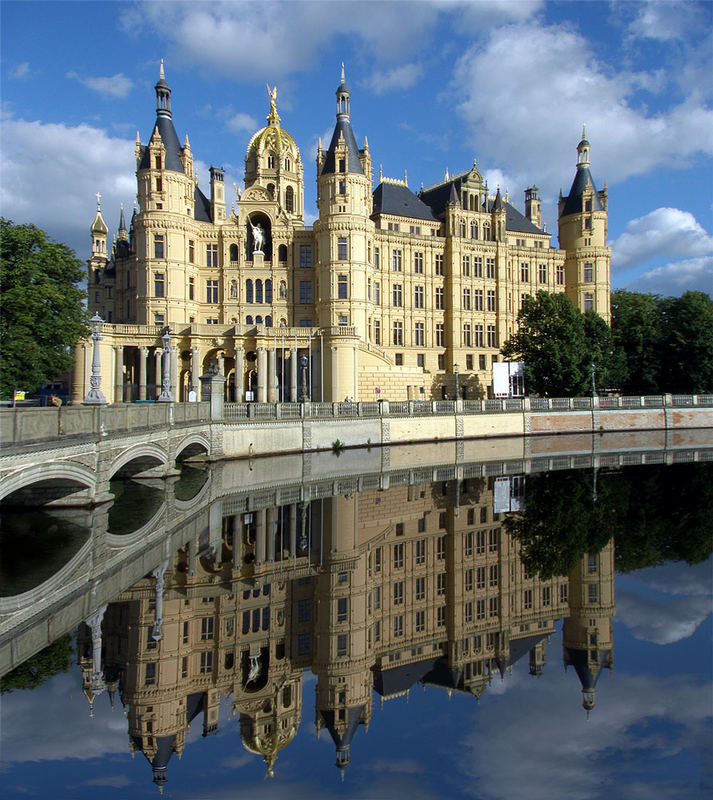 die perfekte Spiegelung des Schweriner Schlosses im Burgsee