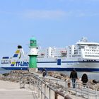 Die "Peter Pan" passiert die Warnemünder Westmole