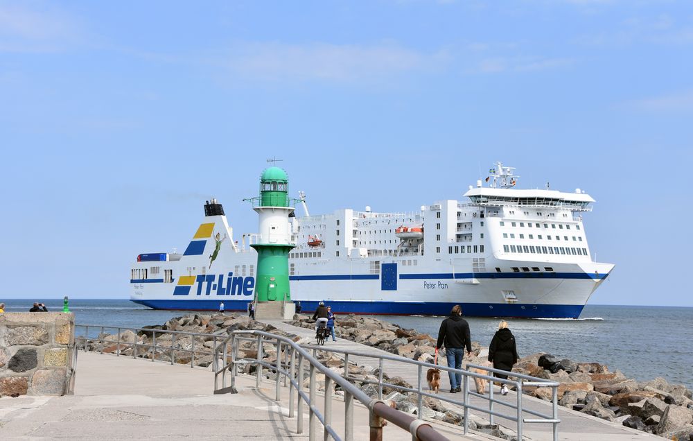 Die "Peter Pan" passiert die Warnemünder Westmole