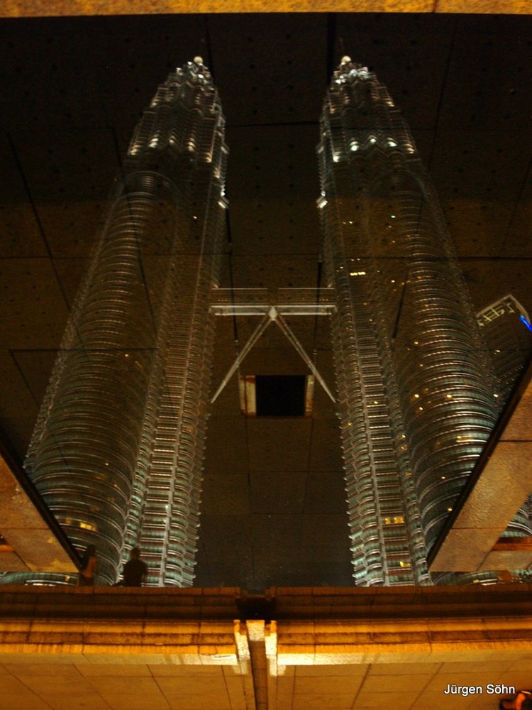 Die Petronas Twin Towers 06 Spiegelung