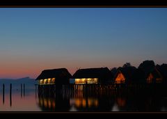 Die Pfahlbauten im Abendlicht