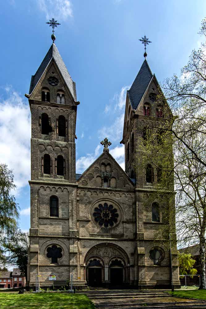 Die Pfarrkirche in Immerath wartet auf die Braunkohle-Bagger