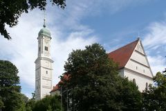 Die Pfarrkirche St. Georg und Michael in Augsburg-Göggingen (begradigt)