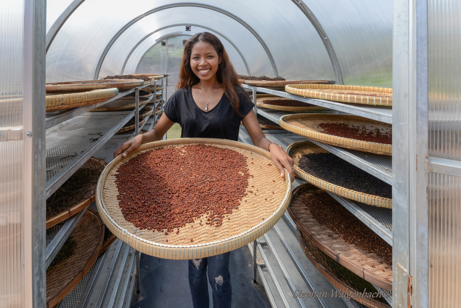 Die Pfefferkönigin von Kampot mit rotem Pfeffer