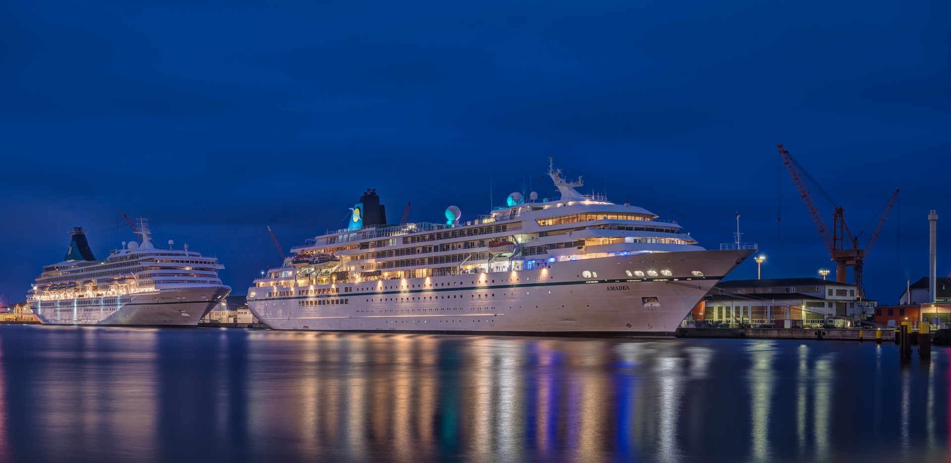 Die Phoenix-Schiffe "MS Artania" und "MS Amadea"