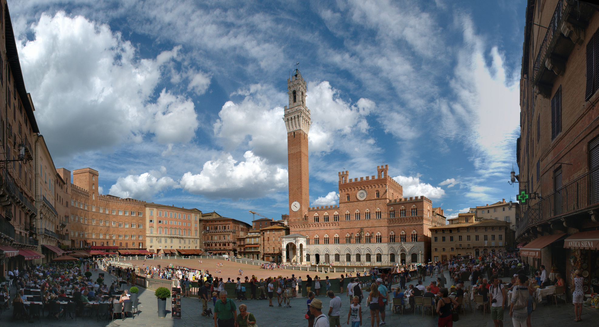 Die Piazza del Campo in Siena mit dem Torre del Mangia