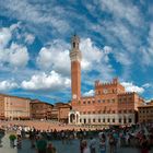 Die Piazza del Campo in Siena mit dem Torre del Mangia