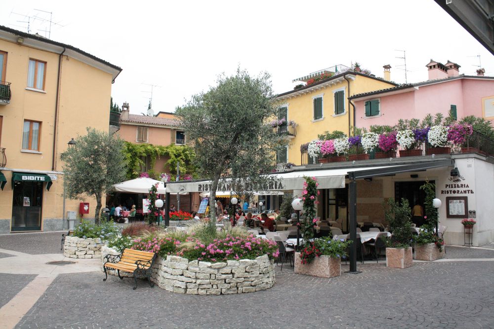 Die Piazza Luigi Lenotti ...