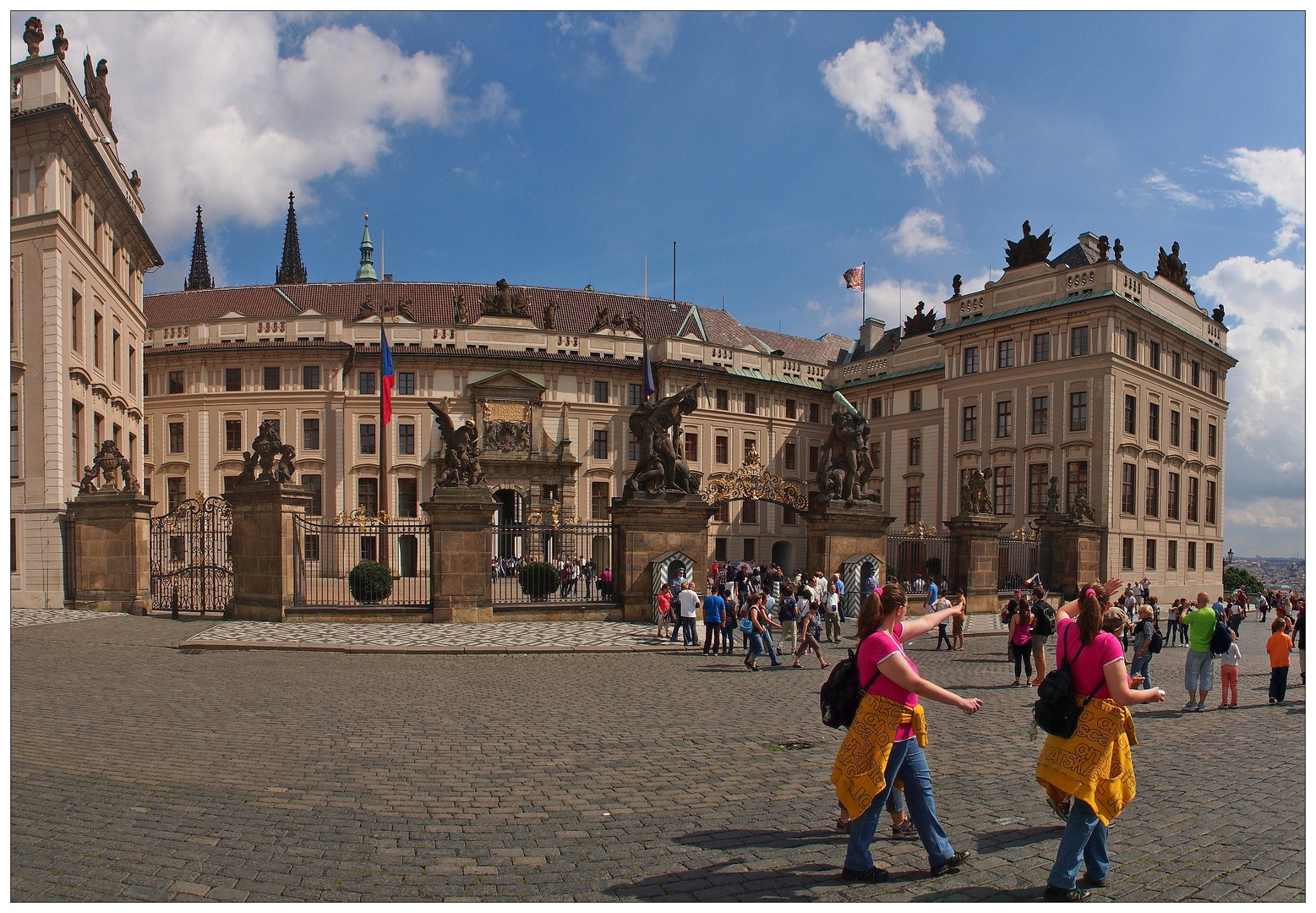 Die Pink Twins vor der Prager Burg ;-)
