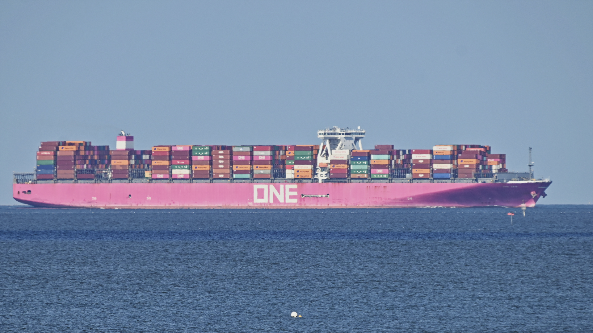 Die pinke "Nummer 1" fährt die Elbe aufwärts Richtung Hamburg.