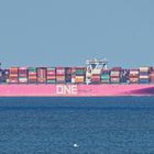 Die pinke "Nummer 1" fährt die Elbe aufwärts Richtung Hamburg.