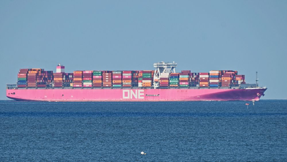 Die pinke "Nummer 1" fährt die Elbe aufwärts Richtung Hamburg.