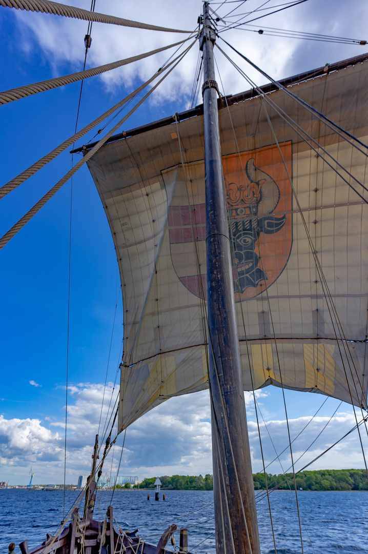 die Poeler Kogge vor  dem Hafen zu Wismar