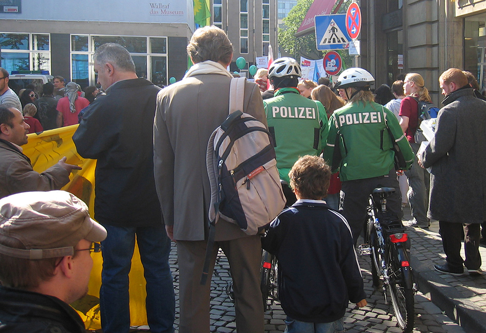 die polizei auf der demo...