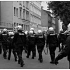 die polizei begleitet die meist jungen fußball-fans von st. pauli...