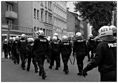 die polizei begleitet die meist jungen fußball-fans von st. pauli...