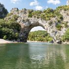 Die Pont d’Arc ist eine natürliche Steinbrücke über den Fluss Ardèche