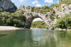 Die Pont d’Arc ist eine natürliche Steinbrücke über den Fluss Ardèche