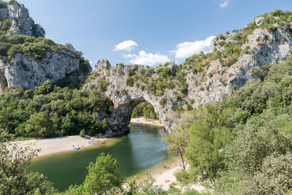 Die Pont d’Arc ist eine natürliche Steinbrücke über den Fluss Ardèche