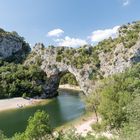 Die Pont d’Arc ist eine natürliche Steinbrücke über den Fluss Ardèche