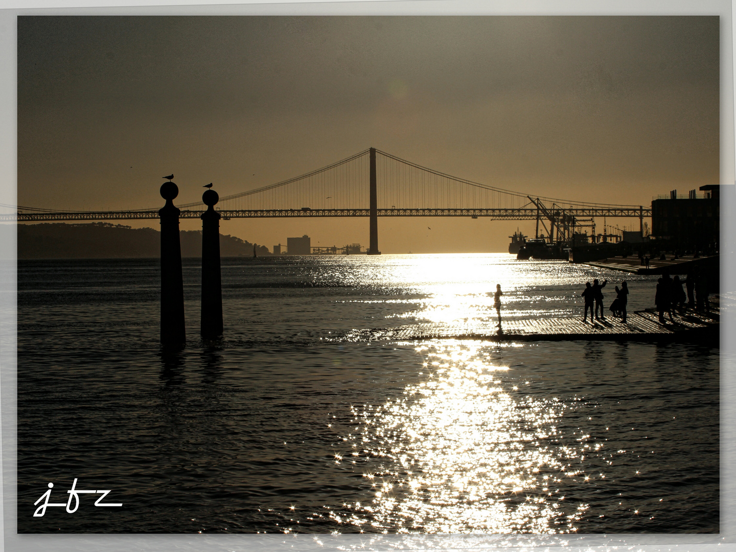 Die Ponte 25 de Abril über den Tejo