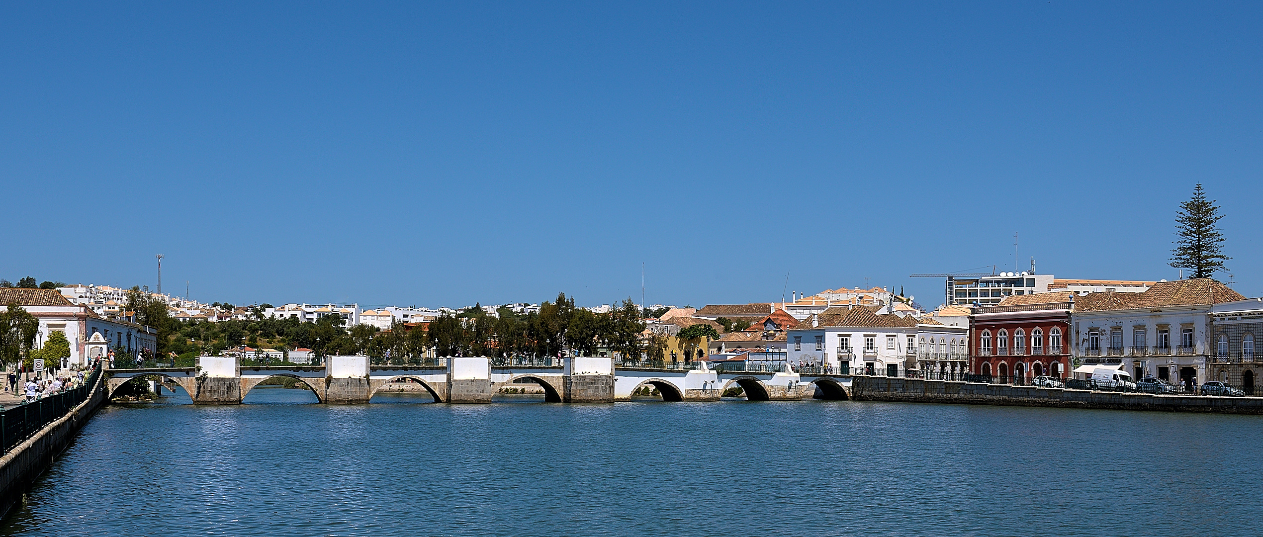 Die Ponte Romana in Tavira (Portugal) wurde von Römern gebaut, sie spannt sich in sieben Bögen...