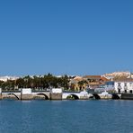 Die Ponte Romana in Tavira (Portugal) wurde von Römern gebaut, sie spannt sich in sieben Bögen...