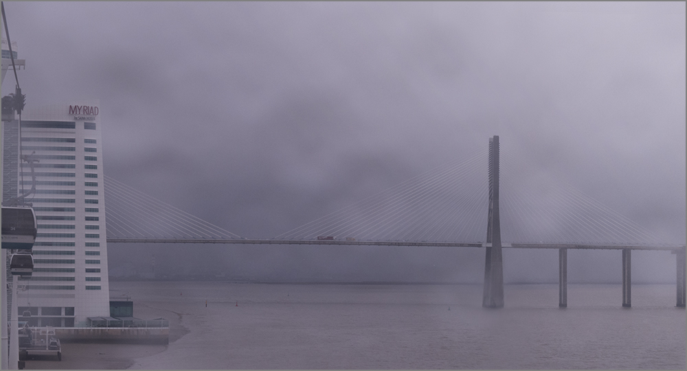 Die Ponte Vasco da Gama bei Nebel und Regen ohne Fogi