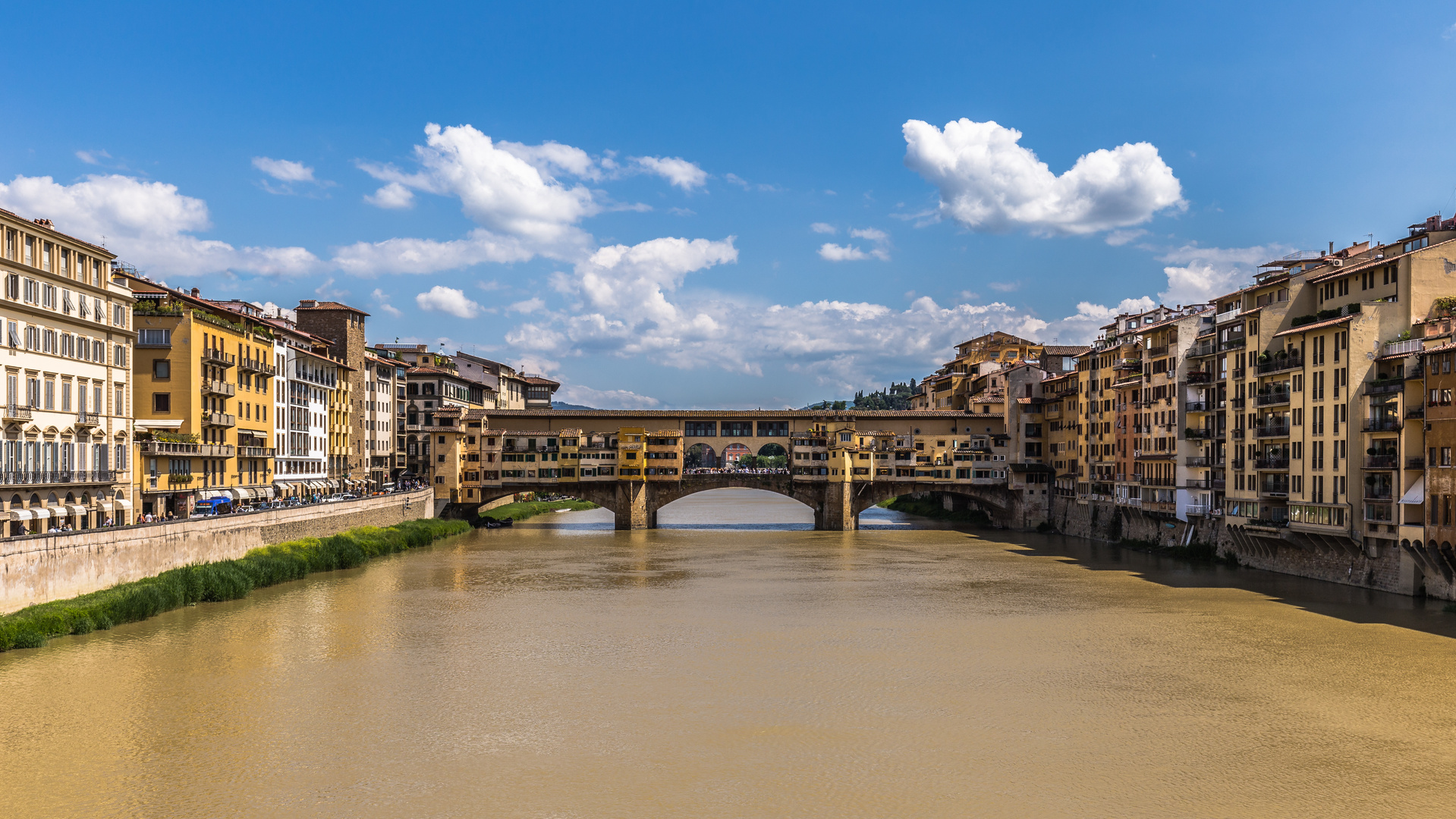 Die Ponte  Vecchio spannt sich über den Arno in Florenz   