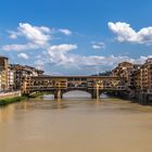 Die Ponte  Vecchio spannt sich über den Arno in Florenz   